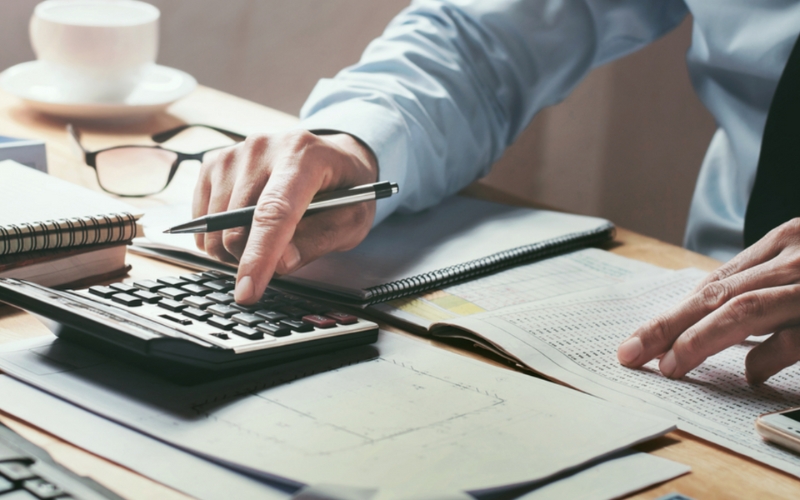 Lương theo thời gian dựa trên số giờ hoặc ngày làm việc thực tế của nhân viên