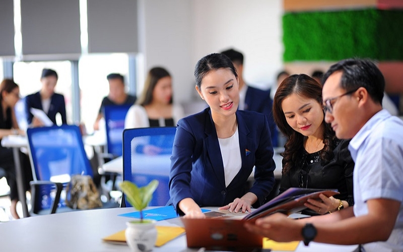 Nhân viên sales có thể nâng thu nhập bằng chiến lược bán hàng và chăm sóc khách