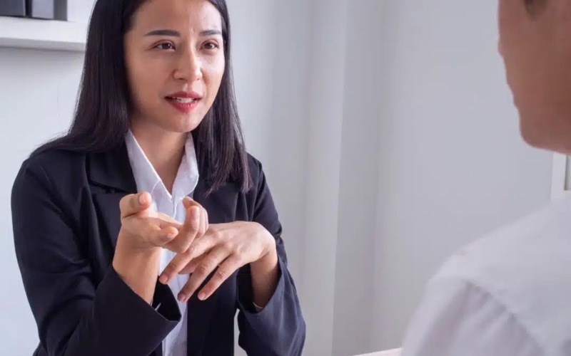 Ứng viên nên duy trì sự bình tĩnh, chuyên nghiệp để xoa dịu khách hàng đang tức giận