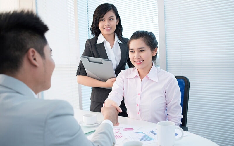 Chia sẻ cách bạn xây dựng mối quan hệ với khách hàng hiện tại và tìm kiếm khách hàng mới với nhà tuyển dụng