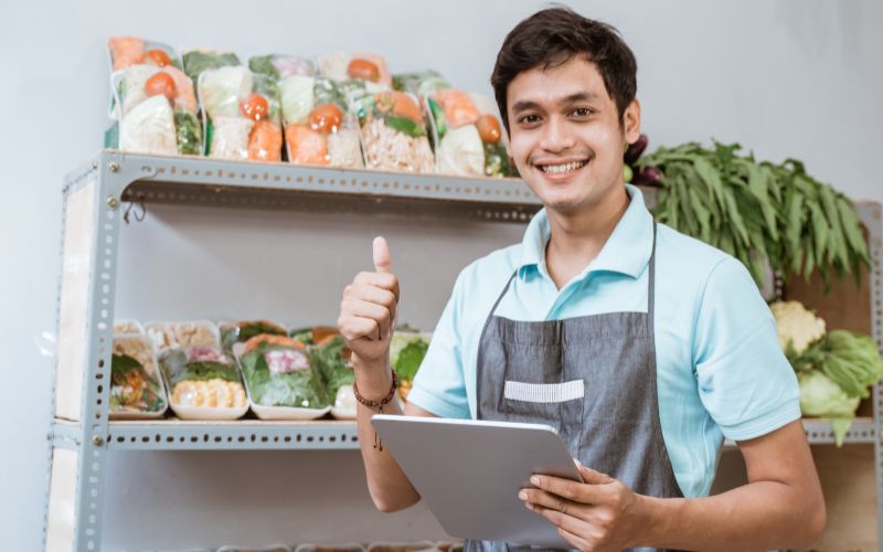 Nhân viên bán hàng siêu thị trưng bày sản phẩm đúng vị trí theo yêu cầu tại siêu thị