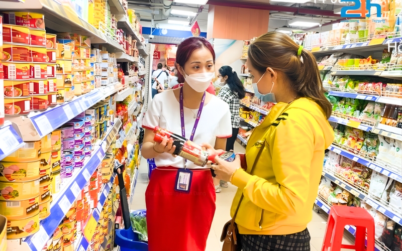 PG Sampling đảm nhận nhiệm vụ phát mẫu thử, mời khách trải nghiệm sản phẩm