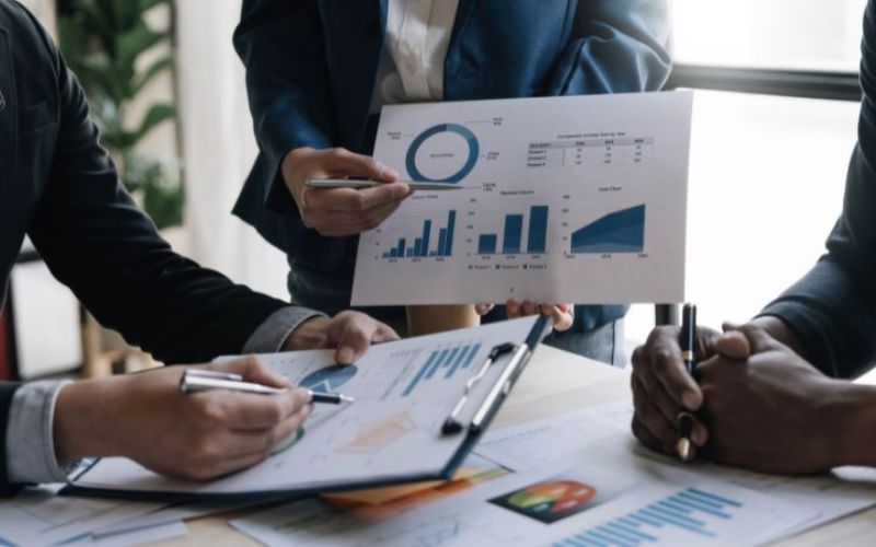 Nhân viên kinh doanh B2B phối hợp với marketing và bộ phận vận hành