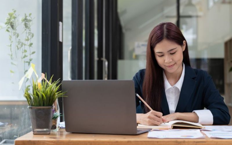 Nhân viên sale online tiếp nhận và tư vấn khách hàng qua chat, inbox, điện thoại