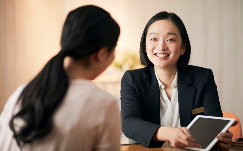 Sale Consultant giúp khách hàng hiểu rõ về sản phẩm trước khi quyết định mua