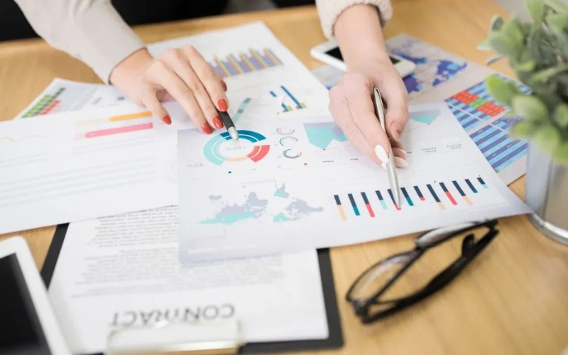 Forecasting là quy trình dự báo doanh số và xu hướng kinh doanh dựa trên dữ liệu