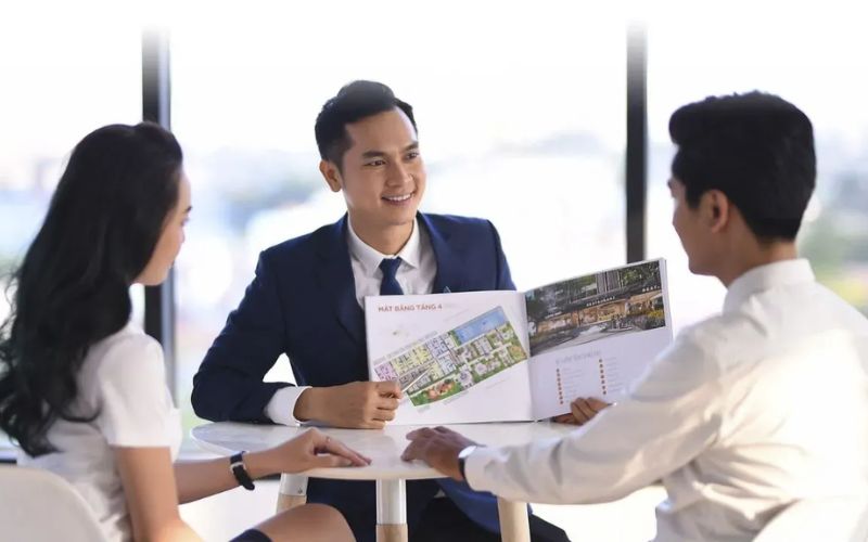 Nhân viên kinh doanh vừa bán hàng vừa xây dựng mối quan hệ khách hàng bền vững