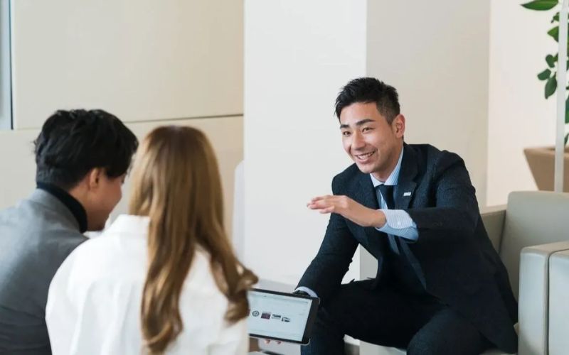 Nhân viên kinh doanh thực hiện bán hàng đồng thời chăm sóc và duy trì khách hàng hiệu quả