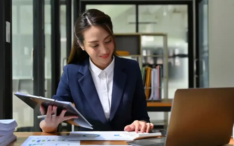 Sales rep là người đại diện doanh nghiệp trực tiếp giới thiệu và bán sản phẩm hoặc dịch vụ cho khách hàng