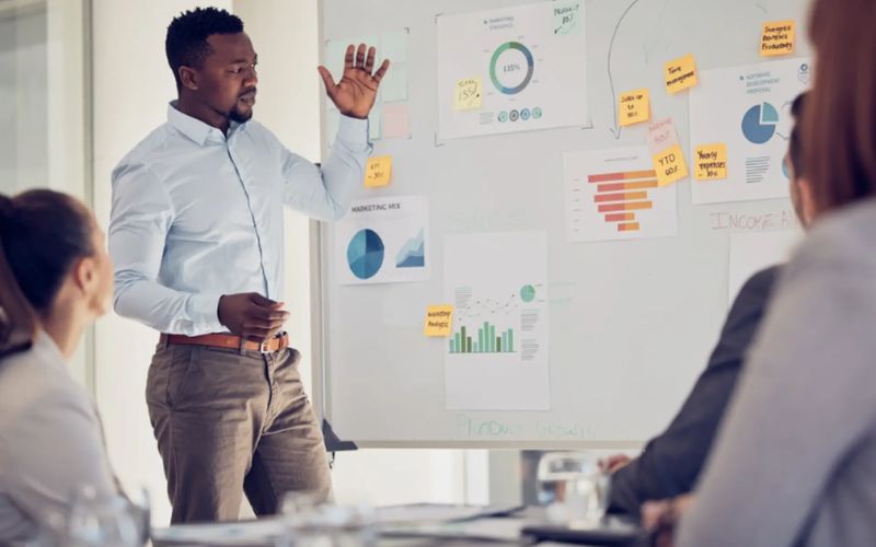 Giám đốc kinh doanh hoạch định chiến lược bán hàng và điều hành đội ngũ sales đạt mục tiêu doanh thu