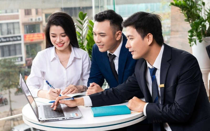 Nhân viên Field Sales giới thiệu, bán sản phẩm và giám sát hoạt động tại các điểm bán