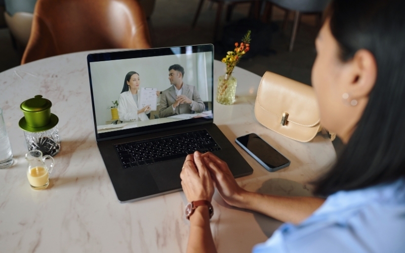 Chuyển từ hình thức phỏng vấn trực tiếp sang trực tuyến