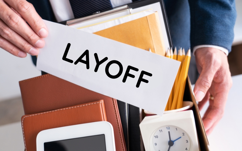 Layoff là việc doanh nghiệp cho người lao động thôi việc do nguyên nhân khách quan