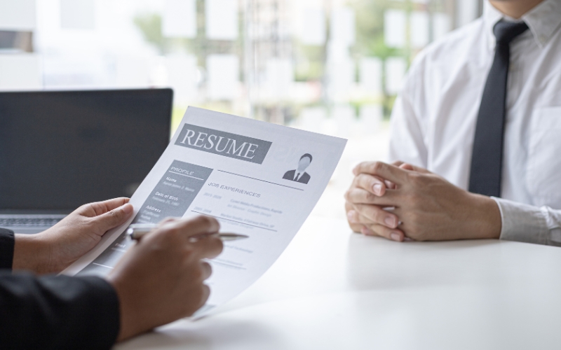 Đặt những câu hỏi liên quan đến thời gian và lương thử việc thể hiện bạn là người làm việc rõ ràng