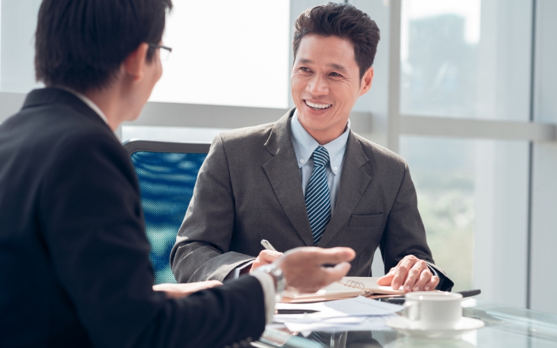 Đặt câu hỏi liên quan đến người quản lý trực tiếp để nắm được cách làm việc và phối hợp nhịp nhàng hơn khi thực hiện công việc