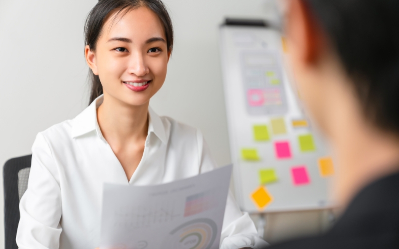 Hỏi về thời gian và địa điểm làm việc có linh hoạt hay không để sắp xếp công việc cho phù hợp