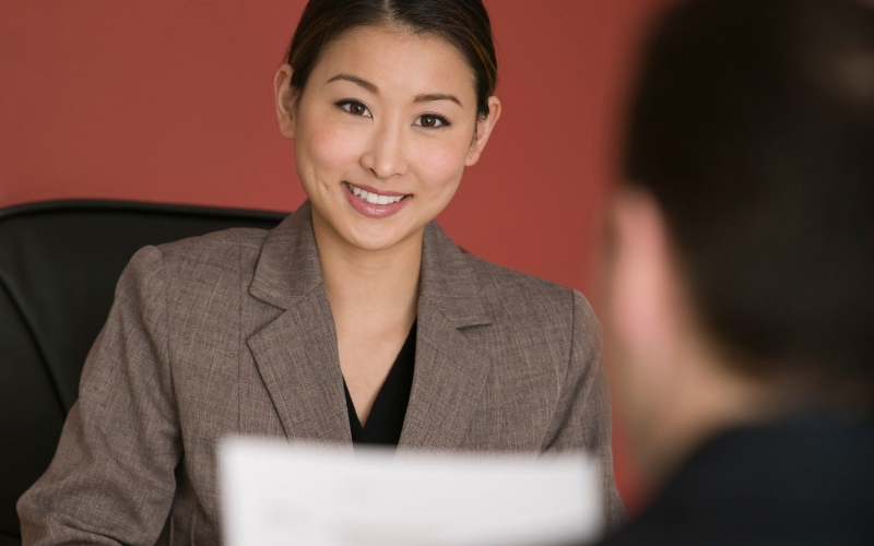 Đặt câu hỏi khéo léo, đúng lúc cho nhà tuyển dụng với thái độ chân thành