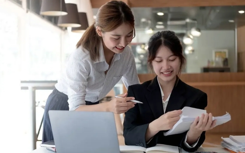 Full time và part time là 2 hình thức làm việc khác nhau về thời gian, thu nhập và chế độ đãi ngộ