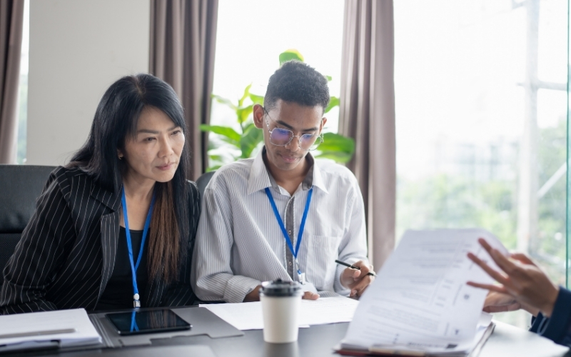 Sinh viên gửi hồ sơ và trao đổi thông tin với bộ phận nhân sự