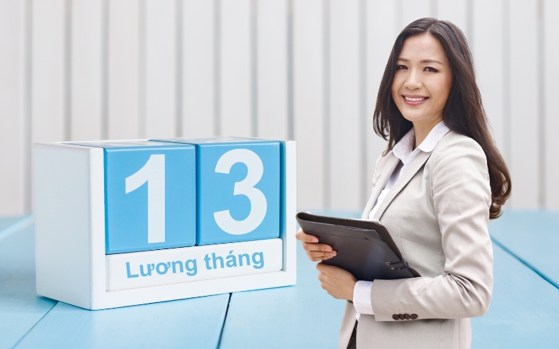 Lương tháng 13 là khoản thưởng cuối năm mà doanh nghiệp chi trả cho người lao động dựa trên hiệu quả kinh doanh và kết quả làm việc của từng cá nhân