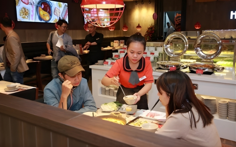 Nhân viên phục vụ phù hợp với các bạn sinh viên năng động