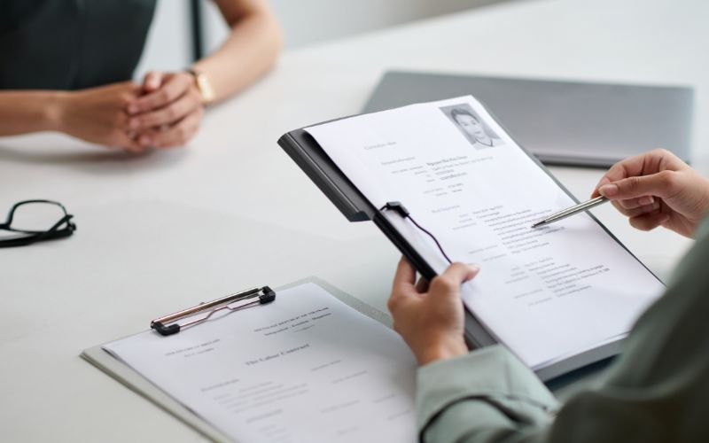 Sử dụng từ ngữ sáo rỗng, thiếu dẫn chứng sẽ làm giảm giá trị thuyết phục của CV