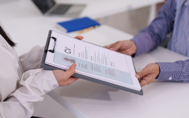 Khi viết CV cho vị trí bán hàng, hãy nêu rõ thành tựu bạn đạt được thông qua doanh số, tỷ lệ chuyển đổi 