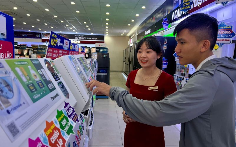 Nhân viên bán hàng điện máy giúp khách lựa chọn sản phẩm phù hợp
