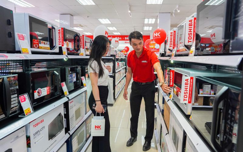 Nhân viên bán hàng hướng dẫn khách chọn sản phẩm phù hợp