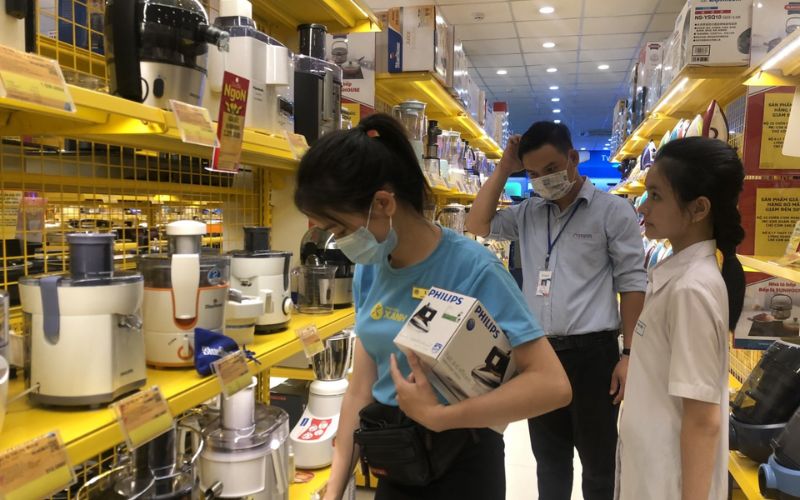 Nhân viên sắp xếp và duy trì khu vực bán gọn gàng