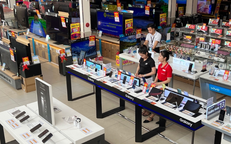 Nhân viên xử lý đơn và đảm bảo khách nhận hàng đúng hạn