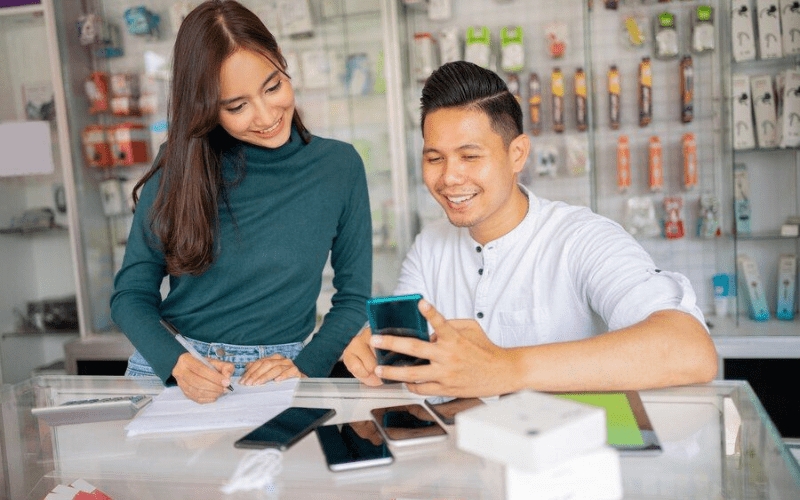 Mức lương nhân viên bán điện thoại dao động từ 10 đến 18 triệu mỗi tháng