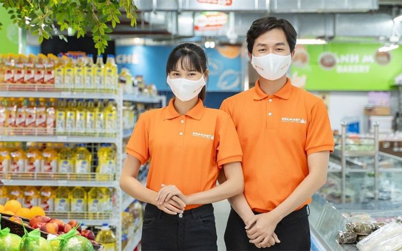 Nhân viên bán hàng trung tâm thương mại tư vấn, hỗ trợ mua sắm và chăm sóc khách hàng