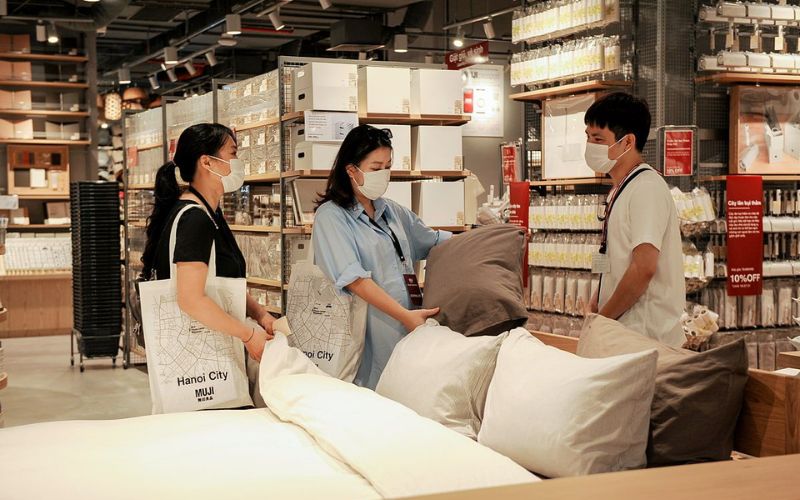 Nhân viên bán hàng tư vấn sản phẩm, hỗ trợ khách mua sắm và đảm bảo trải nghiệm tốt