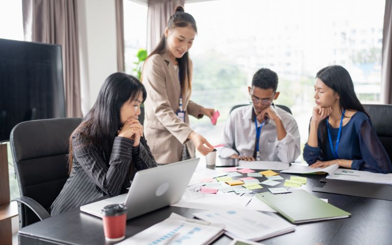 Công việc nhân viên sales gắn liền với tìm kiếm khách hàng, tư vấn và chốt đơn